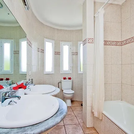 Sleeps 8 Wifi Villa *