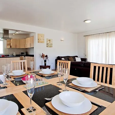 Sleeps 8 Wifi Villa *
